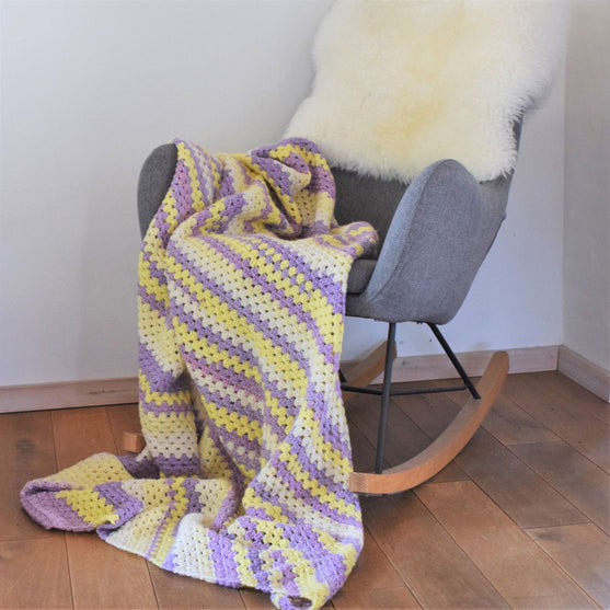 Granny in diagonaal – Bankdeken
3
