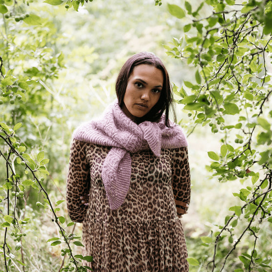 Muse Shawl - Driehoekige Omslagdoek met Textuur
2