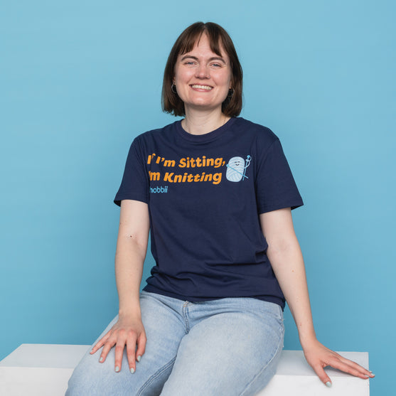 Sitting Knitting T-shirt - Yarniis (Limited Edition) - Hobbii
8