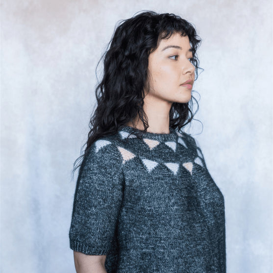 Acute - T-shirt in Kleurwerk
3