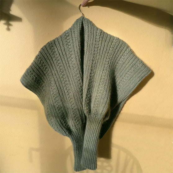 Tröska - Sweater Shawl
6