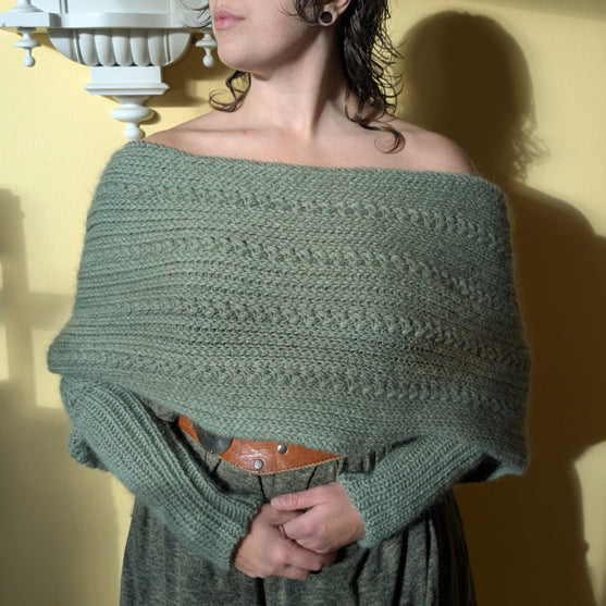 Tröska - Sweater Shawl
5