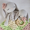 

Retro Bunny Love - Rammelaar en Knuffeldoekje
1
