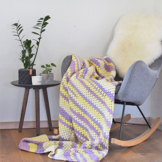 

Granny in diagonaal – Bankdeken
1