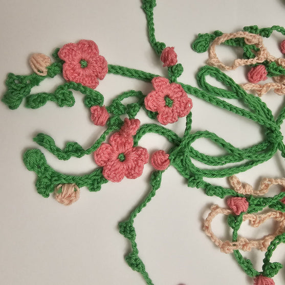 

Garden Fae - Haarband met Bloemen
7