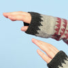 

Armwarmers met inbreipatroon
3