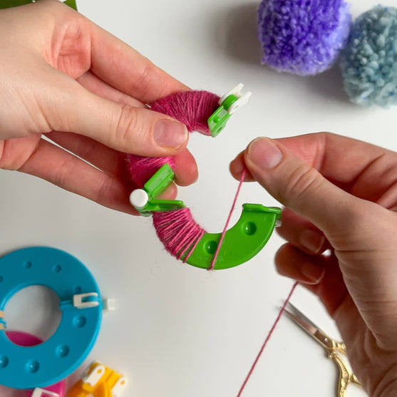 

Hoop Pompon Maker - Hobbii
6